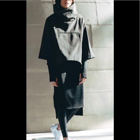 Onu Black Funnel Neck Pullover Neoprene 